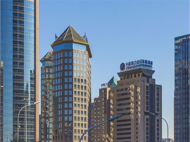 高稳定性注塑五金埋入拉料机公司